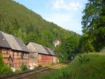 76 110 (92 88 0076 110-0-0-B- BTK) zu sehen am 06.07.14 mit einem Hackschnitzelzug in Leutenberg.