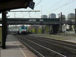 Cobralok 2827 zieht einen mit Betongussteilen beladenen Güterzug über die Güterstrecke in Richtung Hafen an der Haltestelle Antwerpen Noorderdokken vorbei.