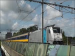 Züge des Beneluxdienstes, abwechselnd bespannt mit NS 186 (Mietloks) und SNCB 28, am 9. Juli 2015 bei der Fahrt durch Leiden.