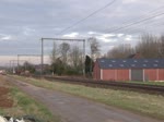Auf dem Weg Richtung Hasselt kreuzt die weiße 186 150 von Crossrail mit einem Containerzug am Haken einen entgegenkommenden Triebwagen der Serie AM80 (Break). Die Aufnahme entstand am 16/12/2016 kurz vor Tongeren.