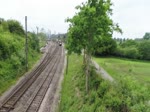 Strecke Brüssel-Arlon-Kleinbettingen-Luxemburg. Der SNCB Triebwagen AM 96 - 505 bei der Ausfahrt aus dem Bahnhof Kleinbettingen. Von der Brücke der ehemaligen Attertlinie über die Strecke Luxemburg-Kleinbettingen (heute in den Attertradweg integriert) aus gefilmt am 28.05.2014