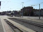 Eine Staßenbahn der Kustlijn fährt aus dem Depot in die Haltestelle Oostende Station ein.