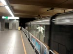 Aus der Station de Brouckere fhrt ein alter PPC Wagen aus whrend ein Niederflurwagen in die andere Richtung einfhrt