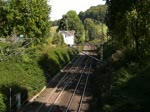 Eine Captrain Class66 kommt mit einem leeren Erzzug am Haken die Steilrampe am   Gemmenicher Tunnel hoch.