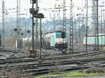 Cobra-Lok 2824 verlsst Aachen-West mit einem langen Kesselwagenzug in Richtung Belgien und erhlt Schubhilfe von Schwesterlok 2822 in der steilen Rampe bis zum Gemmenicher Tunnel.