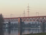 Mit seinen Neujahrswünschen hat sich Fotokollege Andreas Strobel auf dem Video verewigt. Just als die Cobra-Lok mit dem Kesselwagenzug im letzten Tageslicht die Maasbrücke in Visé überquerte, ertönte der Klingelton von meinem Handy, um mir die Glückwunsch-SMS anzukündigen. So erlebt am 31/12/2016.