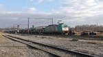 Von Aachen-West kommend zieht Cobra-Lok 2840 (186 232) einen Kalkzug durch den Bahnhof Montzen in Richtung Visé.