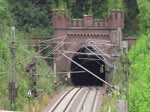 Ein Kesselwagenzug ist nach Belgien unterwegs. Hier zu sehen kurz vor der Einfahrt in den Gemmenicher Tunnel unweit von Aachen. Datiert vom 01.August 2018.