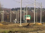 Schn zu erkennen wie 2808 vom deutschen 15kv Wechselstrom- auf das belgische 3kv Gleichstromnetz wechselt. Der bergang erfolgt auf dem Viadukt von Moresnet. Beim Auffahren auf den Viadukt senkt der Lokfhrer den Stromabnehmer, rollt dann fast bis zum Ende des Viadukts mit herabgesenktem Stromabnehmer bevor er ihn dann wieder hebt. Aufgenommen am 13/12/2008. 