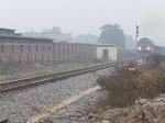 Diesellok DF 8B 5736 mit einem langen, leeren Kohlezug verlässt Shouguang City, China, 04.08.11.