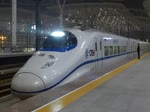 Abfahrt eines Hochgeschwindigkeits-Regionalzugs CRH2C-2082 von Shanghai nach Souzhou im Bahnhof Kunshan-Nan, 22.11.14.