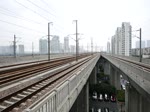 Einfahrt eines Hochgeschwindigkeitszugs CRH2C-2066 von Shanghai in den Bahnhof Kunshan-Nan, 20.06.15    Praktisch das selbes Video wie zuvor, aber mit einer anderen Kamera und anderem Zoom sowie