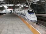Abfahrt eines Hochgeschwindigkeits-Regionalzugs CRH2C-2072 von Suzhou nach Shanghai im Bahnhof Kunshan-Nan, 17.08.15.