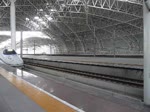 Einfahrt eines Hochgeschwindigkeitszugs CRH2C nach Shanghai in den Bahnhof Kunshan-Nan, 03.10.15

Hier kann man schön sehen, wie exakt der Zug an der vorgesehenen Einstiegsstelle hält.
