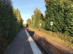 IC 4 DSB 2017 fährt den Bahnhof in Kliplev (deutsch Klipleff) ein. Die dänischen Elektrotriebzüge wird im Volksmund »Mitesser« genannt, weil sie hell an den Seiten  sind, vorne aber schwarz. Aufnahme: 5. August 2018.