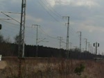 Ein Bahndienstfahrzeug mit ungewhnlicher Ladung (VW-Bus, Wohnwagen) durchfhrt am 9.3.2008 den ehemaligen Rangierbahnhof Wuhlheide.