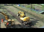 2 Zweiwegebagger entfernen die zu Recht geschnippelten Gleisjoche am ende des ex Gterbahnhof Leipzig Plagwitz / Haltepunkt (Stellwerk) Schwartzestrae wo jetzt so gut wie schon alle Gleise entfernt