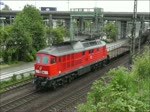 233 572 mit gemischtem Gterzug am 17. Juni 2011 bei der Fahrt durch Hamburg-Harburg.