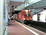 Da verl�sst die musikalische 1116 086-8 den Bahnhof Kassel-Wilhelmsh�he auf Gleis 3, um ihren IC 2082  K�nigssee  nach Hamburg-Altona zu ziehen. (25.07.2009)
