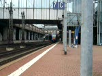 Ein Cantus nach Fulda verl�sst Kassel-Wilhelmsh�he auf Gleis 7. Davon l�sst sich ein vor sich hin schlummernder Passagier aber auch nicht aus der Ruhe bringen. (25.07.2009)
