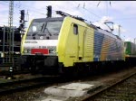 E 189 992FM (ES 64 F4 092) von FM Cargo  European Bulls  beschleunigt ihren KLV-Güterzug ganz langsam aus Basel Bad Bf in Richtung Schweiz.