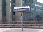 Impressionen vom Berliner Hauptbahnhof. Kurz eingeblendet die Demontage der Weihnachtsdeko durch Industriekletterer. Unfreiwillig eingefangen wurde die Musik einer Demo vor dem Bundeskanzleramt. Ansonsten der Sound der Schiene... Video:18.01.2014