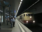 Am 22.5.2011 macht sich 103 245 mit VT 675 (SVT Bauart Grlitz) und dem SVT 137 ( Fliegender Leipziger ) auf dem Weg  nach Hause , nachdem diese Fahrzeuge von zahlreichen Schaulustigen bestaunt wurden. 

Ich danke auf diesem Wege auch dem Tf der 103, der durch zahlreiche Anekdoten zu unterhalten wusste.

Ausfahrt Berlin Hbf Richtung Sdkreuz