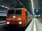Die Abfahrt eines IC(nach Angermnde) mit einer Gterzuglok der Baureihe 145 in Berlin Hauptbahnhof(tief) am 07.01.2007.
