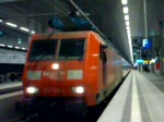 Die Abfahrt eines IC(nach Angermnde) mit einer Gterzuglok der Baureihe 145 in Berlin Hauptbahnhof(tief) am 07.01.2007.