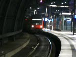 Ein regionalzug fährt in Lehrter Bahnhof ein geschoben von ein 143`er