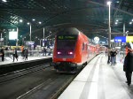 Ein regionazug fhrt ab. Da nach ein view ber den bahnhof. Die Berliner S-Bahn im hintergrund