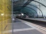 An einem Sonnabend, so gegen 14:00 Uhr, herrscht großer Betrieb am Hauptbahnhof Berlin. Aufgefallen ist mir der unfreiwillige Stop von zwei S-Bahnen kurz vor der Einfahrt in den Hauptbahnhof. Den Grund hatte ich schnell ausgemacht. Der Gleisabschnitt direkt im Bahnhof war noch von einem anderen Zug belegt. Der hohe Publikumsverkehr zwang warscheinlich zu einem etwas längeren Halt in der Station. Das wirkte sich auf die jeweils folgenden Züge aus. Man beachte bitte den jungen Eisenbahnfan bei der Abfahrt des ICE. Der hielt die Kamera schon ganz professionell. Eventuel sieht man seine Bilder ja hier einmal auf bahnbilder.de Video:18.01.2014  