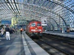 Eine 234 mit dem EC aus Warszawa Wschodina (Warschau) bei der Ausfahrt aus Berlin Hbf(28.04.07).