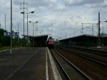 143 233-5 verlsst mit einem RE7 nach Wnsdorf-Waldstadt den Bahnhof Berlin-Schnefeld Flughafen.