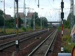 Ein RE7 nach Belzig mit fhrendem DABbuzfa-Steuerwagen erreicht Berlin-Schnefeld Flughafen. Schrg vor mir steht Hannes Mller. (11.07.2009)