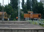 Eine WFL-Rangierlok der BR 346 kuppelt einen augenscheinlichen Kieszug an.