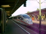 Sehr seltener Anblick in Braunschweig Hbf am 22.08.09: ICE 3 403 059 fuhr als Ersatzzug ICE 2803 anstatt ICE 875 nach Frankfurt(M)Hbf. Hier zu sehen bei der Ausfahrt aus dem Bahnhof.