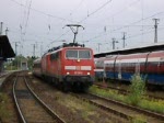 111 158-2 schleppt eine S-bahn Garnitur, bestehend aus 143 855-5 und 3 x-Wagen aus dem Dortrmunder Hauptbahnhof.(25.06.07)