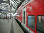 145 043 verlässt am 12.04.11 mit der S1 nach Meißen den Dresdner Hbf.