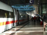 Ice 670 beim schlieen der Tren im Fernbahnhof Flughafen Frankfurt am 8.2.2008
