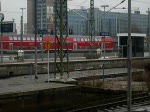 Mit offener Tr am Steuerwagen wird diese Doppelstock-Garnitur aus dem Hbf Halle (Saale) herausrangiert.