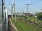 Mitfahrt IC 2115, Teil 2: Nun erreichen wir die Hansemetropole Hamburg! Wir befinden uns in Wagen 7, einem Wagen der Bauart Bimdz. Unsere Mitfahrt endet im Hauptbahnhof auf Gleis 13. Der IC aus Greifswald hat hier einen lngeren Aufenthalt und fhrt dann weiter nach Stuttgart Hbf. (29.06.2010)