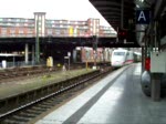 Am Gleis 11a/b fhrt ein der ICE 680 aus Mnchen Hbf.