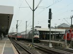 ES 64 U2 - 030 zieht am 23.08.11 den IC 2082 aus dem Hbf Hannover.