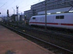 Whrend eine 146 mit einem Dosto-Leerzug und eine 218 mit einem Wagenpark der RB Hannover-Bad Harzburg vorbeifahren macht sich der ICE zur Abfahrt bereit. 27.12.2008