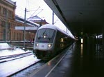 IC-Ausfahrt im Hannover HBF, am 22.12.2009, mit IC-Steuerwagen.