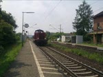 Am 25.6.10 gab´s auch begegnungen. Hier zwischen der V100 2335 und 185 370-4 mit gemischtem Gterzug. Beide passierten den Bahnhof Himmelstadt in Richtung Gemnden und Wrzburg. 
