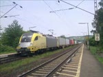 ES 64 U2-013 passierte am 25.6.10 mit Containerzug den Bahnhof Himmelstadt in Richtung Wrzburg.