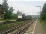 Die ES 64 F4-107 der MRCE-Dispolok, durchfuhr am 25.6.10 mit Containerzug den Bahnhof Himmelstadt in Richtung Wrzburg.