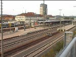 Eine 140er zieht einen GZ am Abend des 17.09.08 durch den Kaiserslauterer Bahnhof.